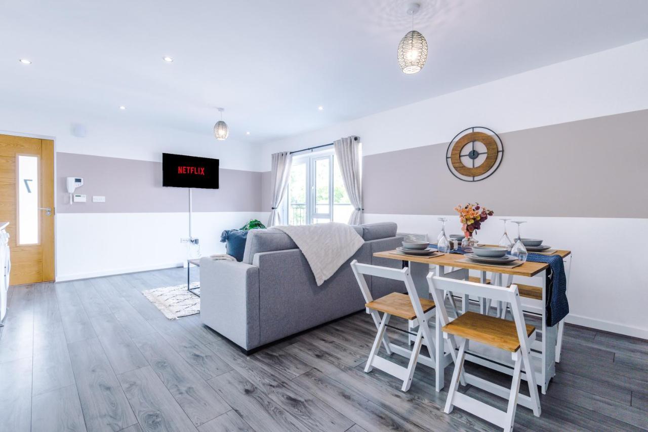 Greenstay Serviced Apartments: Versatile 2-Bed for Short & Long Stays Formby Exterior photo